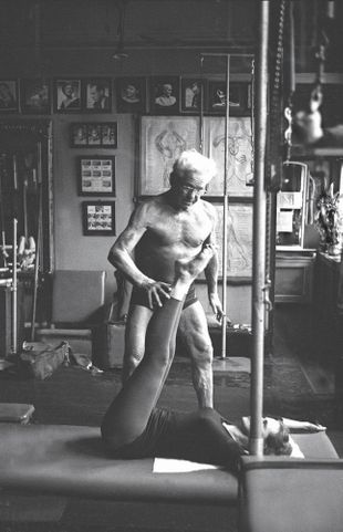 Joseph Pilates dans son Studio à New York.